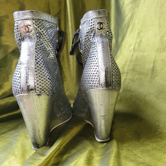 CHANEL Metallic Silver Lace Up Peep-Toe Booties Boots Size 36 SPRING 2008 RTW - Picture 4 of 14
